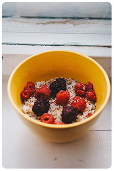 A bowl of oats with fruit on top